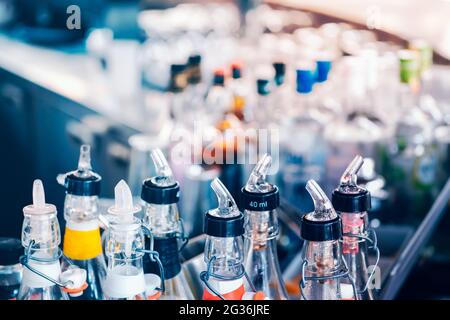 Nahaufnahme farbenfrohe Flaschen-Cocktails und alkoholische Getränke an der Theke in einem Pub. Stockfoto