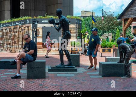 Eine Statue des ehemaligen professionellen Basketballspielers Bill Russell von Ann Hirsch wird vor dem Rathaus von Boston im US-Bundesstaat Massachusetts aufgestellt Stockfoto