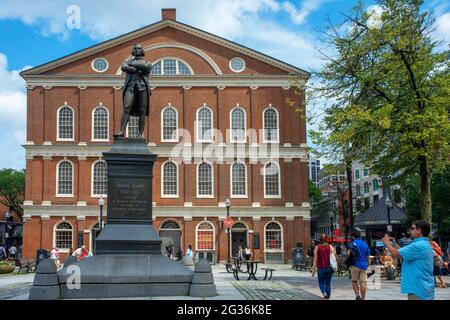 Statue von Samuel Adams vor Faneuil Hall auf dem Freedom Trail in Boston, Massachusetts Stockfoto