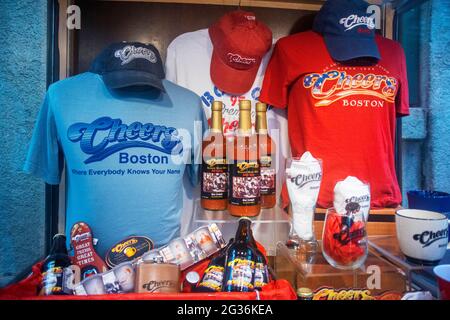 T-Shirts, Biere, Mützen und Merchandise im Restaurant Cheers Quincy Market Freedom Trail Boston Massachusetts USA. Cheers ist eine amerikanische Sitcom televi Stockfoto