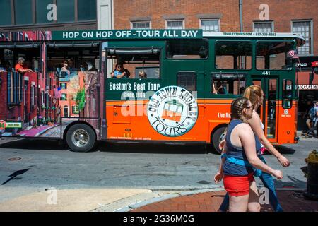 Old Town Trolley Hop On Hop Off Sightseeing Tour Bus in der historischen Altstadt von Boston, Massachusetts, USA Stockfoto