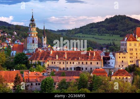 Cesky Krumlov. Stadtbild von Cesky Krumlov, Tschechische Republik bei Sonnenuntergang im Frühling. Stockfoto