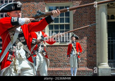 Das Boston Harborfest Redcoats Soldaten in Uniform der britischen Armee führen eine Schlüsselparade vor dem Old State House in Boston, Massachusetts, wieder ein Stockfoto