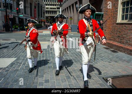 Das Boston Harborfest Redcoats Soldaten in Uniform der britischen Armee führen eine Schlüsselparade vor dem Old State House in Boston, Massachusetts, wieder ein Stockfoto