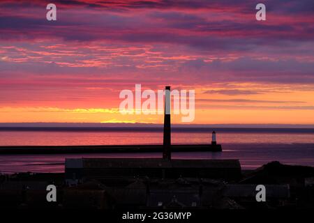 Spittal, Northumberland, Großbritannien. Blick in die Dämmerung auf die Küste von Spittal und Berwick-upon-Tweed. Stockfoto