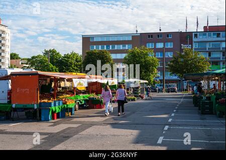 Wochenmarkt auf dem Exerzitierplatz in Kiel in aller Frühe, es herrscht noch völlige Ruhe vor dem Ansturm Stockfoto