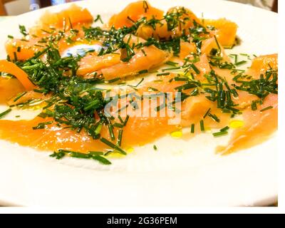 Italaina rauchte salomon mit erba Cipollina und Öl (Frühlingszwiebel) Stockfoto