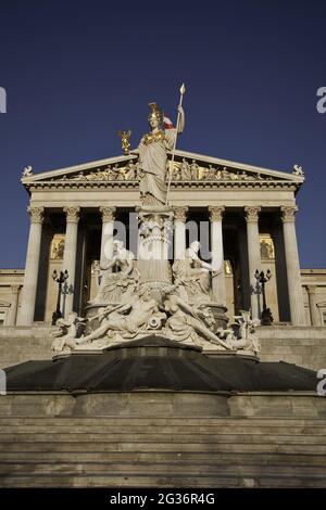 Das österreichische Parlamentsgebäude, Pallas-Athene-Brunnen vor dem parlament, Österreich, Wien Stockfoto