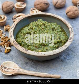 Walnuss (Juglans regia), hausgemachtes Walnusspesto Stockfoto