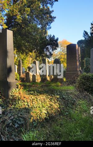 Alte Gräber auf dem Wiener Zentralfriedhof Stockfoto