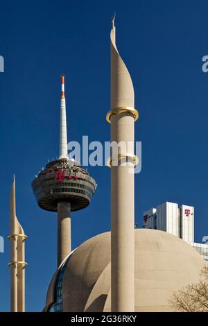 Colonius-Telekommunikationsturm und DITIB Köln-Zentralmoschee, Deutschland, Nordrhein-Westfalen, Köln Stockfoto