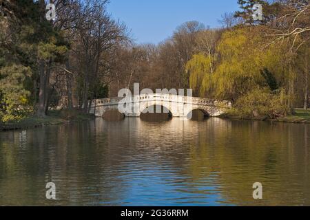 Brücke im Schlossgarten in Laxenburg, Österreich, Laxenburg Stockfoto