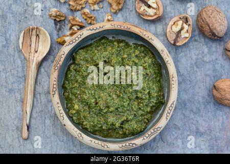 Walnuss (Juglans regia), hausgemachtes Walnusspesto Stockfoto