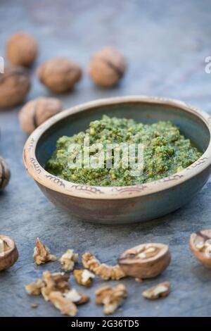 Walnuss (Juglans regia), hausgemachtes Walnusspesto Stockfoto