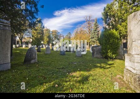 Alte Gräber auf dem Wiener Zentralfriedhof Stockfoto