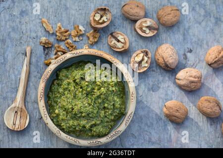 Walnuss (Juglans regia), hausgemachtes Walnusspesto Stockfoto