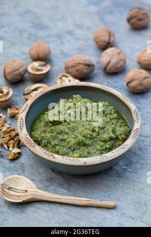 Walnuss (Juglans regia), hausgemachtes Walnusspesto Stockfoto