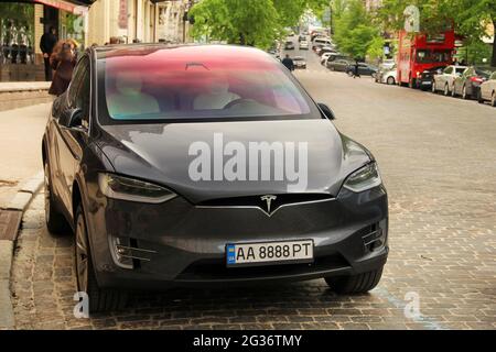 Kiew, Ukraine - 3. Mai 2019: Tesla Model X auf der Straße der Hauptstadt Stockfoto