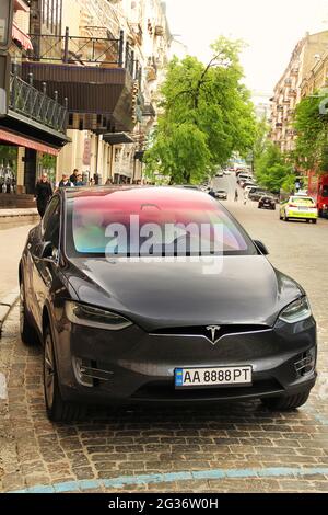 Kiew, Ukraine - 3. Mai 2019: Tesla Model X auf der Straße der Hauptstadt Stockfoto