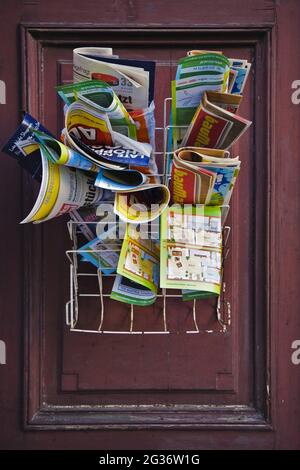 Magazinhalter an einer Holztür Stockfoto