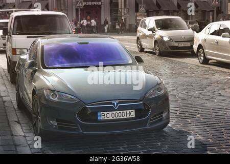 Lviv, Ukraine - 25. Oktober 2018: Tesla Electric Car Model S auf einer Stadtstraße Stockfoto