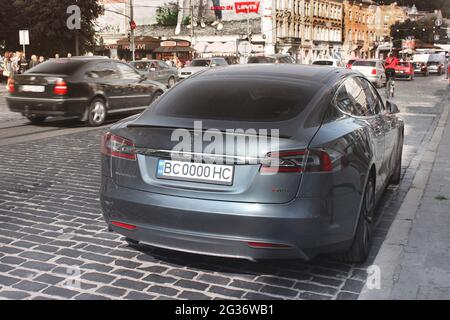 Lviv, Ukraine - 25. Oktober 2018: Tesla Electric Car Model S auf einer Stadtstraße Stockfoto