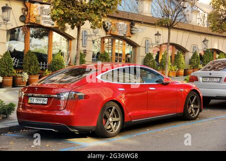 Kiew, Ukraine - 14. Oktober 2019: Red Tesla Model S P85D in der Stadt Stockfoto