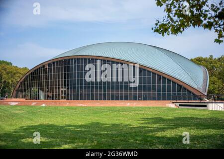 MIT Kresge Auditorium von Eero Saarinen in mit , Cambridge , USA , Nordamerika. Das Kresge Auditorium, entworfen vom finnisch-amerikanischen Architekten Eero S Stockfoto