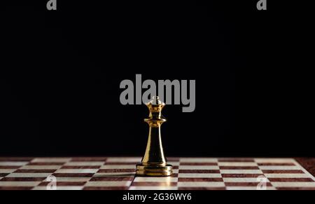 Schachfigur der Goldenen Königin auf dem Schachbrett Stockfoto