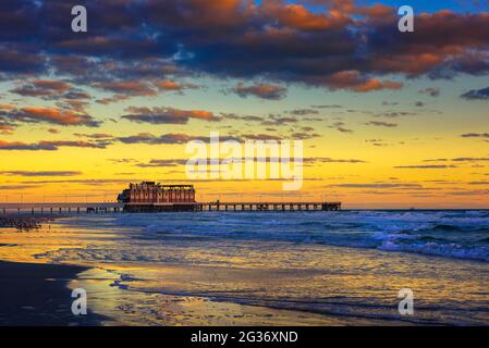 Sonnenaufgang über Daytona Beach Main Street Pier, Florida Stockfoto