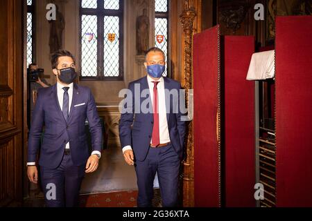 Der Vorsitzende GEORGES-Louis Bouchez und Egbert Lachaert von Open VLD, abgebildet während der Feier zum 175. Jahrestag der belgischen liberalen Parteien Stockfoto