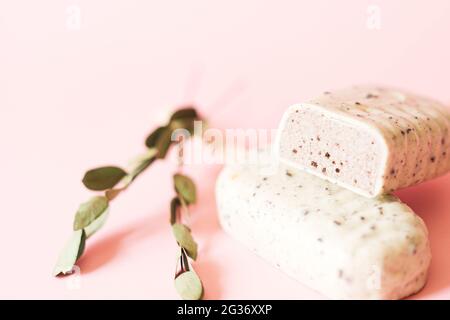 Popsicle in weißer Schokolade Cutaway auf rosa Hintergrund. Stockfoto