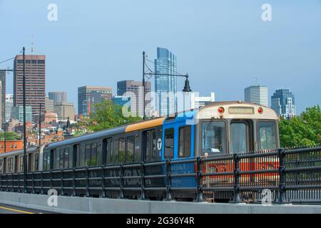 Boston MBTA rote Linie U-Bahn-Zug auf der Longfellow Brücke, wie es Charles MGH Station Boston, Massachusetts, USA einfährt Stockfoto