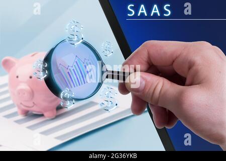 Business, Technologie, Internet und Netzwerkkonzept. Junger Geschäftsmann arbeitet auf einem virtuellen Bildschirm der Zukunft und sieht die Inschrift: SAAS Stockfoto
