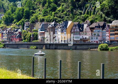 Cochem, 13. Juni 2021. Schöner Blick auf die bunten Gebäude entlang des Flusses und die Altstadt von Cochem an der Mosel in Rheinland-Palati Stockfoto