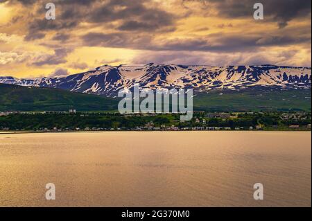 Stadt Akureyri mit schneebedeckten Bergen und Fjord Eyjafjordur im Norden Islands Stockfoto