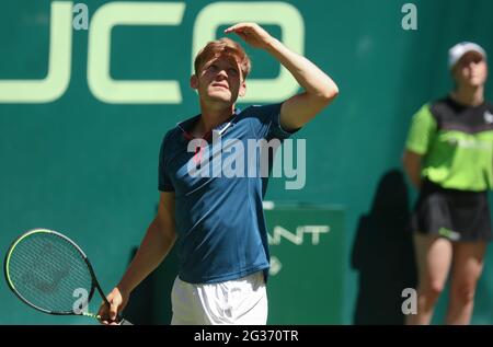 Halle, Deutschland. Juni 2021. Tennis: ATP Tour Singles, Herren, 1. Runde, Goffin (Belgien) - Moutet (Frankreich). David Goffin blickt auf die Sonne. Quelle: Friso Gentsch/dpa/Alamy Live News Stockfoto