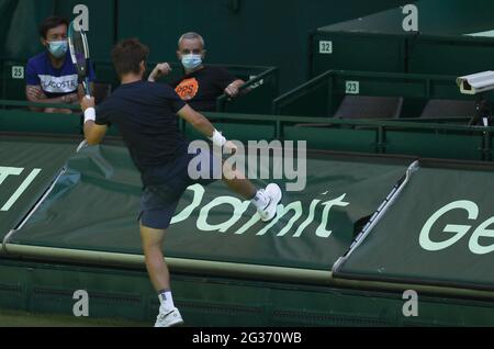 Halle, Deutschland. Juni 2021. Tennis: ATP Tour Singles, Männer, 1. Runde, Goffin (Belgien) - Moutet (Frankreich). Corentin Moutet tritt ein Werbetafel. Quelle: Friso Gentsch/dpa/Alamy Live News Stockfoto