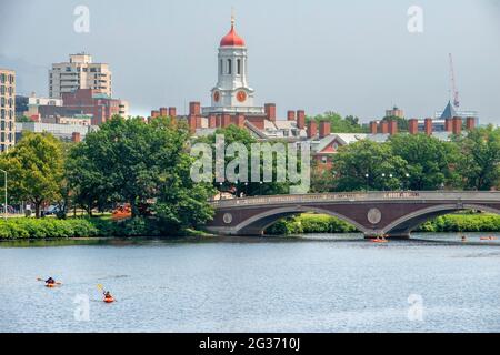 Kajakfahren in der John W. Weeks Bridge und Uhrenturm über dem Charles River auf dem Campus der Harvard University in Cambridge, Boston, Massachusetts. Stockfoto