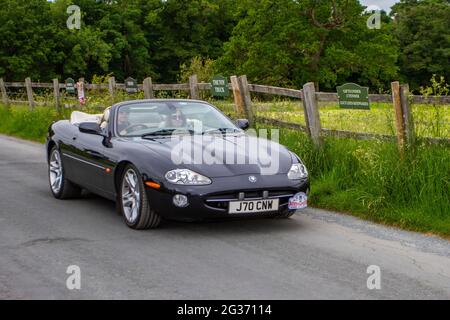 2002 schwarzes Jaguar XK8 Cabrio Auto 4196cc Benzin-Cabriolet, Reise zur Oldtimer-Show in der Heskin Hall, Lancashire, Großbritannien Stockfoto