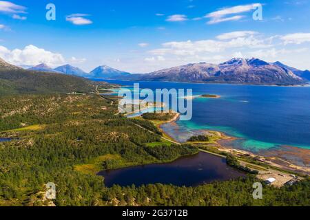 Luftlandschaft der Lofoten-Inseln in Norwegen mit Bergen und Fjorden Stockfoto