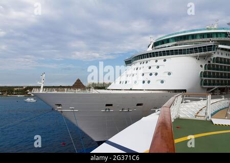 Cozumel, Mexiko - 02. Mai 2015: Zwei Schiffe der Royal Caribbean Cruise Line dockten im Hafen von Cozumel, Mexiko Stockfoto