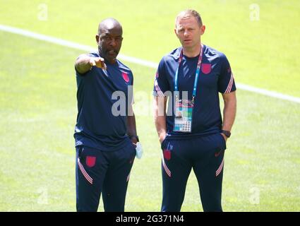 WEMBLEY, Großbritannien, 13. JUNI: L-R Chris Powell und Graeme Jones aus England während der Europameisterschaft der Gruppe D zwischen England und Kroatien in Wem Stockfoto