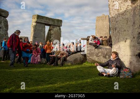 Ein Mann meditiert an den heiligen Steinen des Stonehenge-Denkmals in Wiltshire, Großbritannien. --- der 21. Juni ist der Tag der Sommersonnenwende. Es ist das lange Stockfoto
