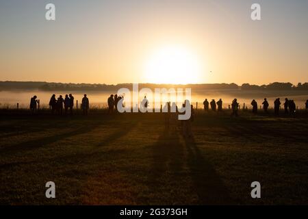 Morgennebel auf der Salisbury Plain am Tag der Sommersonnenwende. Stonehenge, England, Großbritannien. Stockfoto