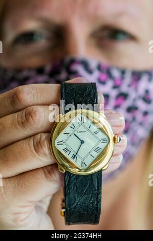 London, Großbritannien. Juni 2021. Cartier Pebble ‘Turtle' Armbanduhr, Schätzung £150,000-200,000 - Vorschau auf den Juni Fine Watches Sale in Bonhams, New Bond Street, London. Der Verkauf selbst findet am 16. Juni statt. Kredit: Guy Bell/Alamy Live Nachrichten