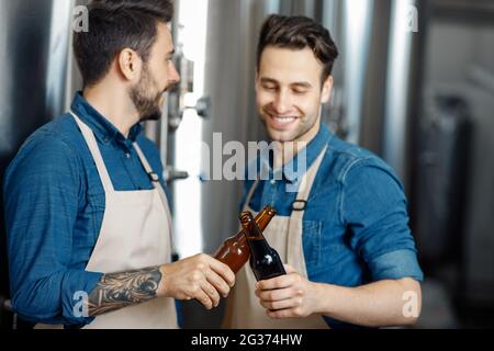 Erfolgreiches Startup, kleines Familienunternehmen und Craft-Bier-Verkostung im Werk Stockfoto