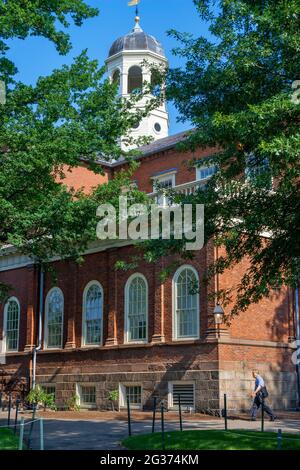 Moors Hall, Teil des Cabot- und Pforzheimer-Houses des Harvard College, am Radcliffe Quadrangle in Cambridge, MA. Studenten und Besucher im Stockfoto