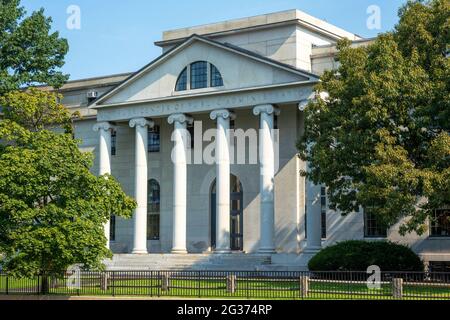 Littauer Center of Public Administration Building und Harvard Law School an der Harvard University, Cambridge, Massachusetts, USA. Studenten und Visito Stockfoto