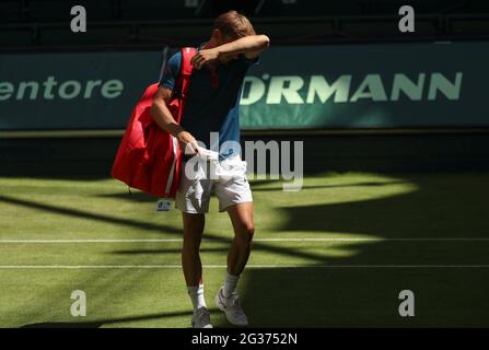 Halle, Deutschland. Juni 2021. Tennis: ATP Tour Singles, Herren, 1. Runde, Goffin (Belgien) - Moutet (Frankreich). David Goffin hält sich den Kopf fest. Quelle: Friso Gentsch/dpa/Alamy Live News Stockfoto